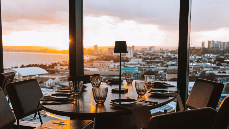 Atendimento por ordem de chegada. Reserva opcional para 50% das mesas apenas às 17h. Consulte disponibilidade.

Cozinha contemporanea por Vitor Generoso.

Formado em Lyon, o chef assina um menu contemporâneo, que combina brasa, ingredientes brasileiros e precisão nos sabores.