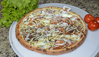 Pratos diversos de massas e pizza, servidos em ambiente simples e descontraído para o bate-papo com os amigos.