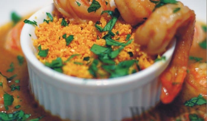 No Mistura Alagoana, além dos bons caldinhos, tem um desfile de comidas nordestinas, que vai da rabada com pirão ao suculento bife de faldrinha grelhada com arroz, feijão e vinagre. A única intervenção baiana é a do chef Guilherme Jordão que trouxe o molho lambão, uma receita tradicional, danada de boa. Ela acompanha os guisados com pirão para realçar o tempero. Mistura Alagoana é um empreendimento de duas famílias da cidade, Maikai e Divina Gula, que apostaram na culinária regional com bom custo benefício e com o mesmo padrão de qualidade das duas casas tradicionais em Maceió.