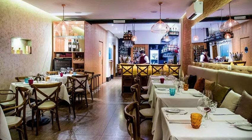 O bairro de Perdizes acaba de ganhar um novo espaço gastronômico, com a cozinha comandada pelo chefe Serginho França o Des, reserva boas surpresas ao paladar. O nome faz homenagem à rua onde os veteranos Orestes Duarte e Luis Mendes já cultivam uma clientela fiel com o Bar Desembargador. O espaço chega ao bairro com alta gastronomia e promete atender aos pedidos da boa vizinhança. Confira!