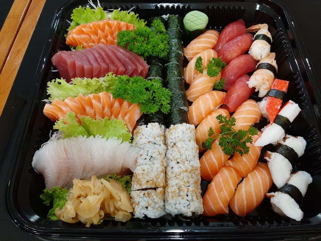 A gastronomia japonesa de menu tradicional servido em ambiente despretensioso com sushi bar descontraído.