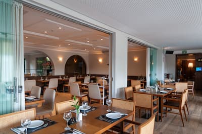 A partir da criação do Bento, um novo conceito em alta gastronomia é introduzido na cidade. Ele traduz a proposta de Bar e Restaurante, que o torna completo ao proporcionar experiências gastronômicas e inesquecíveis sabores. Isso sem falar da nossa seleta e vasta carta de vinhos premiados internacionalmente. Um destaque a parte são nossos drinks autorais que aliados a momentos de descontração, surpreendem e encantam todos os paladares.