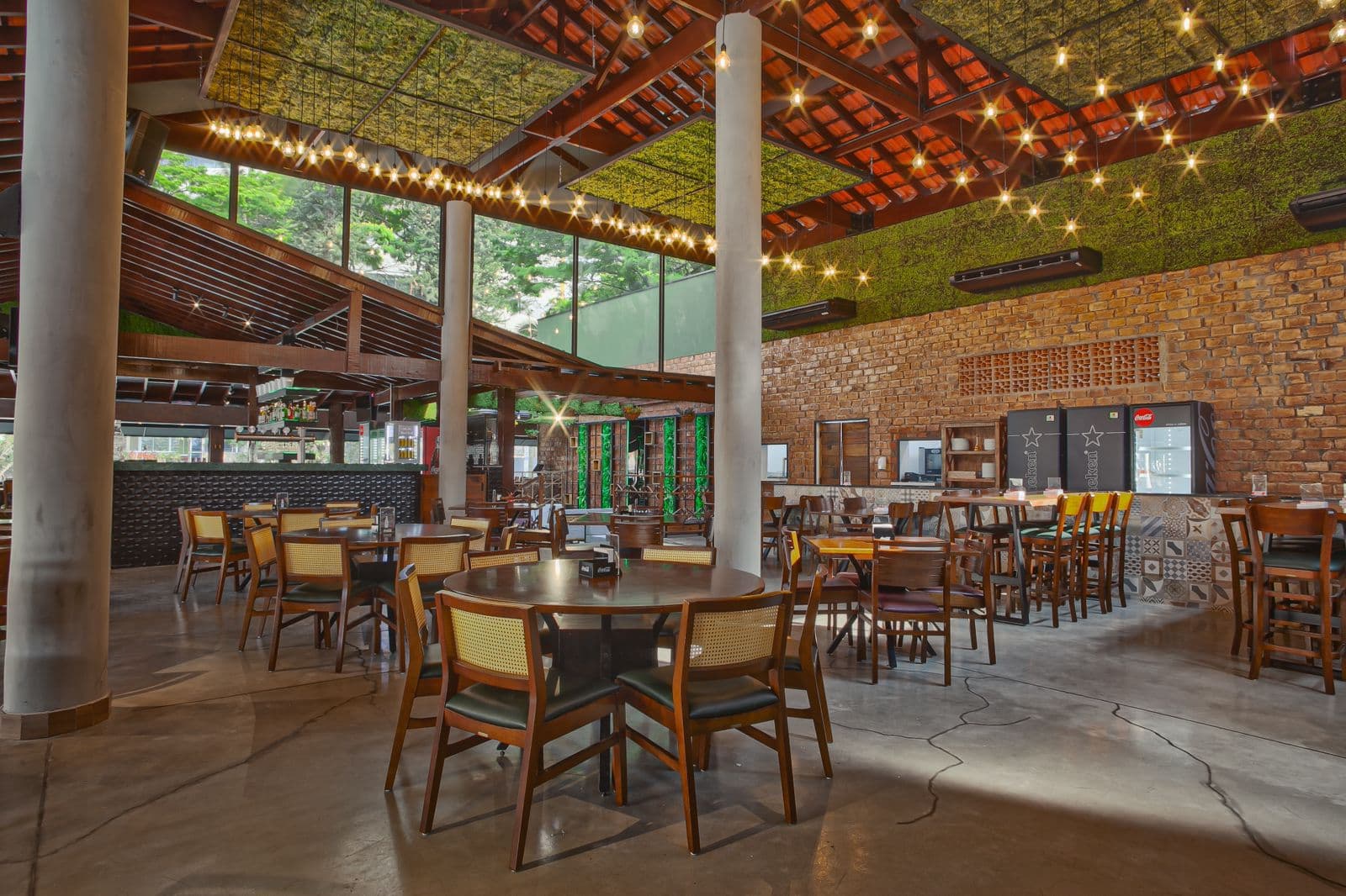 O Quintal Del Carmem é um bar e restaurante do Grupo Sterci, onde oferecemos uma experiência gastronômica única em um ambiente acolhedor e sofisticado. Em um bairro dominado por prédios, criamos um verdadeiro quintal para reunir aqueles que amamos.
Nosso espaço foi pensado para que amigos e famílias possam celebrar momentos especiais. Nosso compromisso é com a qualidade. inovação e tradição.
