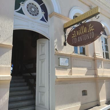 O Empório e Restaurante Villa Santo Antônio é especializado em grelhados e na cozinha contemporânea. 
Trabalhamos com carnes de qualidade, raça angus. Todos os pratos são executados em nossa cozinha de forma artesanal.
Nossas parmegianas e massas são sugestões imperdíveis. Durante a semana servimos pratos executivos. 
Estamos localizados num prédio histórico no centro de Capivari, vale a comida e o passeio.