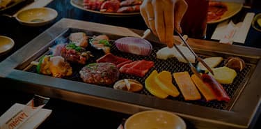 No Taisho Yakiniku cada mesa possui uma grelha e você prepara o tradicional churrasco japonês de acordo com o seu gosto. Nosso buffet conta com uma incrível variedade de carnes nobres, sushis, saladas e pratos típicos da culinária oriental. Além de sorvete e salada de frutas inclusos, nós também oferecemos a opção de free refil para completar o seu jantar. Venha provar essa experiência única e deliciosa.