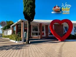 Forneria tradicional e boêmia que serve pizzas variadas com versões doces e com compartilhamento de sabores.