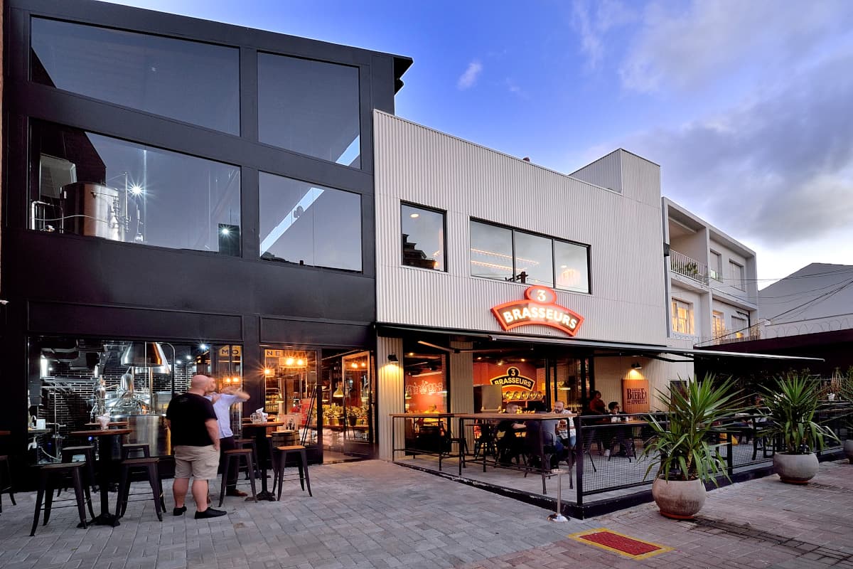 3 BRASSEURS – MAIS DO QUE UM RESTAURANTE, UMA EXPERIÊNCIA!

Com cervejas exclusivas produzidas artesanalmente no local, uma visita ao 3 Brasseurs pode tornar-se uma grande experiência. Com uma arquitetura e design baseados em micro cervejarias francesas, você é nosso convidado a embarcar em todo o processo de produção para conferir cada detalhe de nossa produção e as maravilhosas criações feitas com muito carinho e paixão por nossos mestres cervejeiros.

Como não podia ser diferente, nossa cozinha autêntica baseada na gastronomia de nossa cidade natal Lille, situada no norte da França, oferece pratos tradicionais da culinária local pensados de maneira a harmonizar perfeitamente com cada rótulo de cerveja que produzimos por aqui.

Tudo isso em um local com uma atmosfera agradável e aconchegante característica das antigas cervejarias para você viver momentos agradáveis na companhia dos amigos e família com muito mais diversão, respeito, tranquilidade e segurança.

Nossa equipe está sempre pronta para recebê-lo(a) de braços abertos durante 06 dias da semana, com ou sem reservas, em nossas unidades em Pinheiros e Itaim Bibi. Esperamos por sua visita!