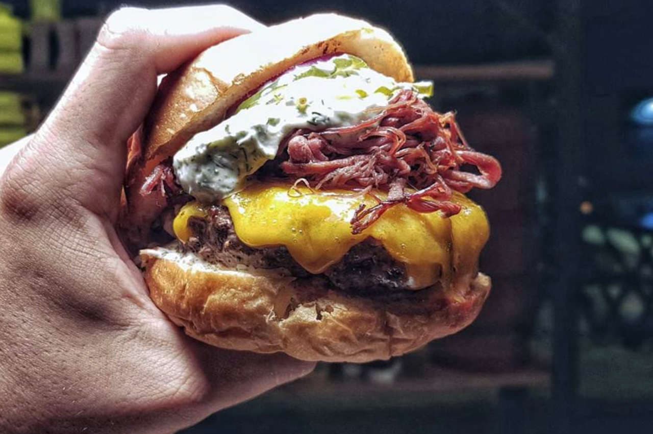 Com foco no sabor e na valorização de fornecedores e produtores locais, o The Black Bulldog é uma hamburgueria conceito baseada na simplicidade e excelência dos insumos. Aqui o processo de curar e defumar carnes é realizado artesanalmente, comandado por Rafael Loureiro. Os temperos e condimentos são colhidos na horta do nosso quintal, parte de um projeto arquitetônico no melhor estilo garagem, com design industrial e cozinha projetada para valorizar o contato com o público. Desde outubro de 2015, nossa paixão pela boa gastronomia, cervejas artesanais e o prazer de reunir os amigos é nossa identidade.
