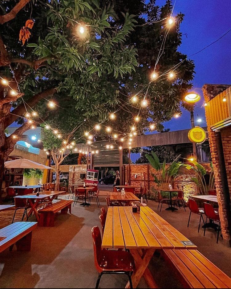 Esse é nosso quintal. Respeitamos a história e algumas tradições. 
Viemos do food truck e hoje somos umas mescla entre comida de rua e Parrilla de balcão.

Reservas são aceitas somente aos sábados, domingos e feriados para nosso primeiro horário (até às 12h). Para os demais dias e horários o atendimento segue por ordem de chegada.