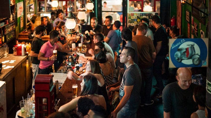 Pub no estilo inglês pauliceia com show de bandas e serviço de mesa que inclui sanduíches diversos e cervejas.