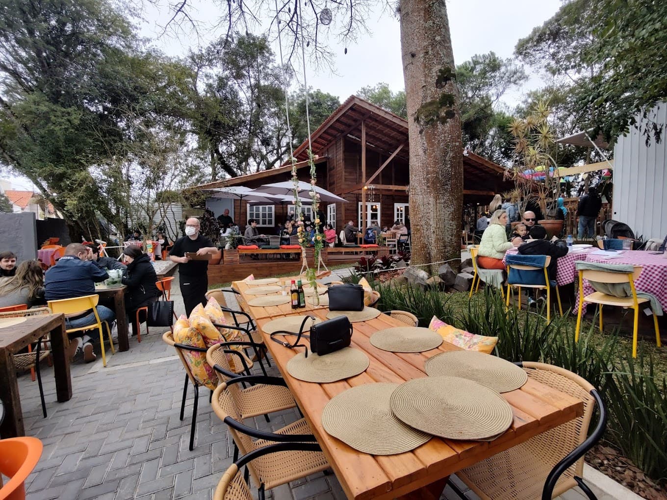 O Quintal Brincante -Gastronomia é um restaurante com pratos à la carte e buffet finais de semana e feriados, além do restaurante temos um amplo espaço de 2.000 m2 em meio ao bosque com brinquedos para o desenvolvimento infantil, vila dos animais, meliponário, oficinas, show infantil, colônia de férias, contra turno escolar, dentre outros. Somos um espaço de apoio aos pais. O Quintal Brincante tem um valor à parte por criança, consulte no nosso instagram ou whatsapp.
Favor informar no campo OBSERVAÇÕES quantas crianças são na reserva.