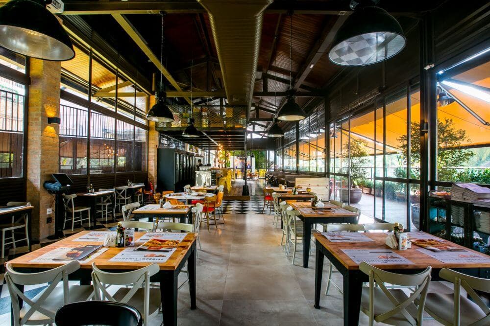 O Restaurante Bohemia oferece um cardápio harmonizado com cervejas e chopes exclusivos. Petiscos, pratos e sobremesas para harmonizar. Durante a semana, oferecemos pratos executivos com preços acessíveis. Os pratos são inspirados na culinária de Petrópolis, com referências alemãs e portuguesas. Até breve!