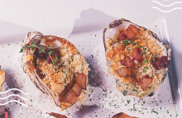 Balneário praiano tem estrutura de lazer com atrações variadas e restaurante tropical de menu diversificado.