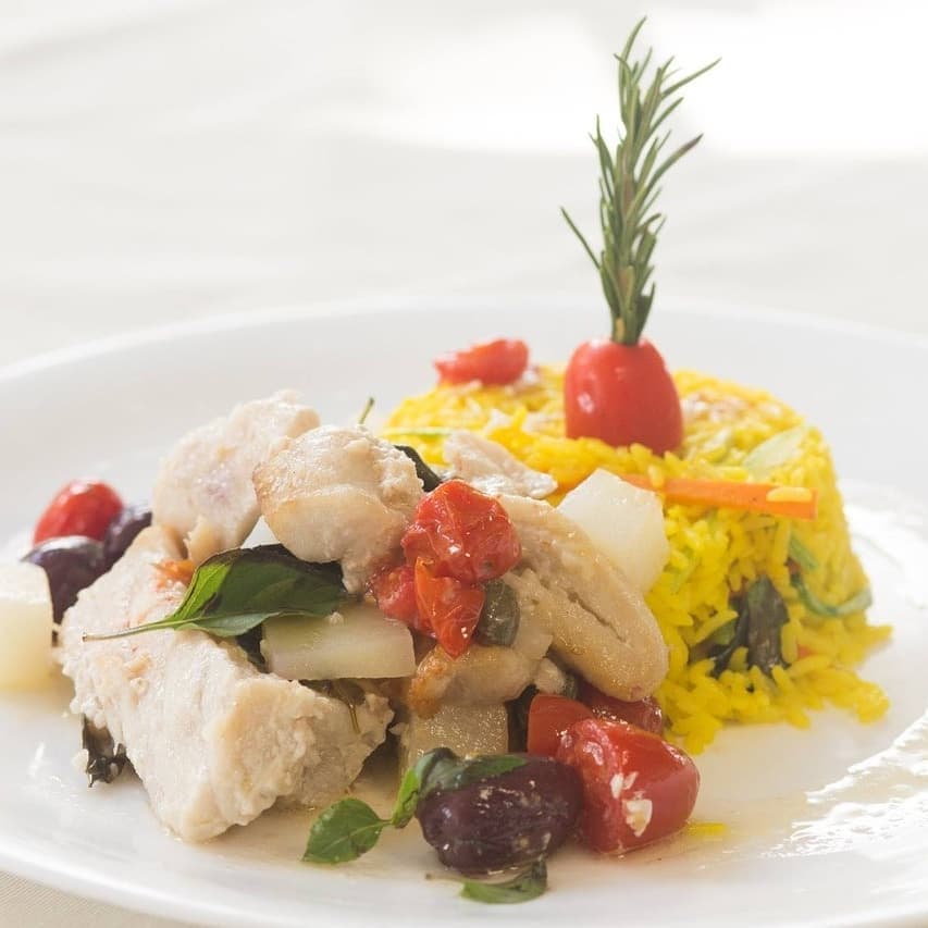 Cardápio de saladas, massas, carnes, risotos, sanduíches, bebidas e pizzas, ambiente descontraído e familiar.