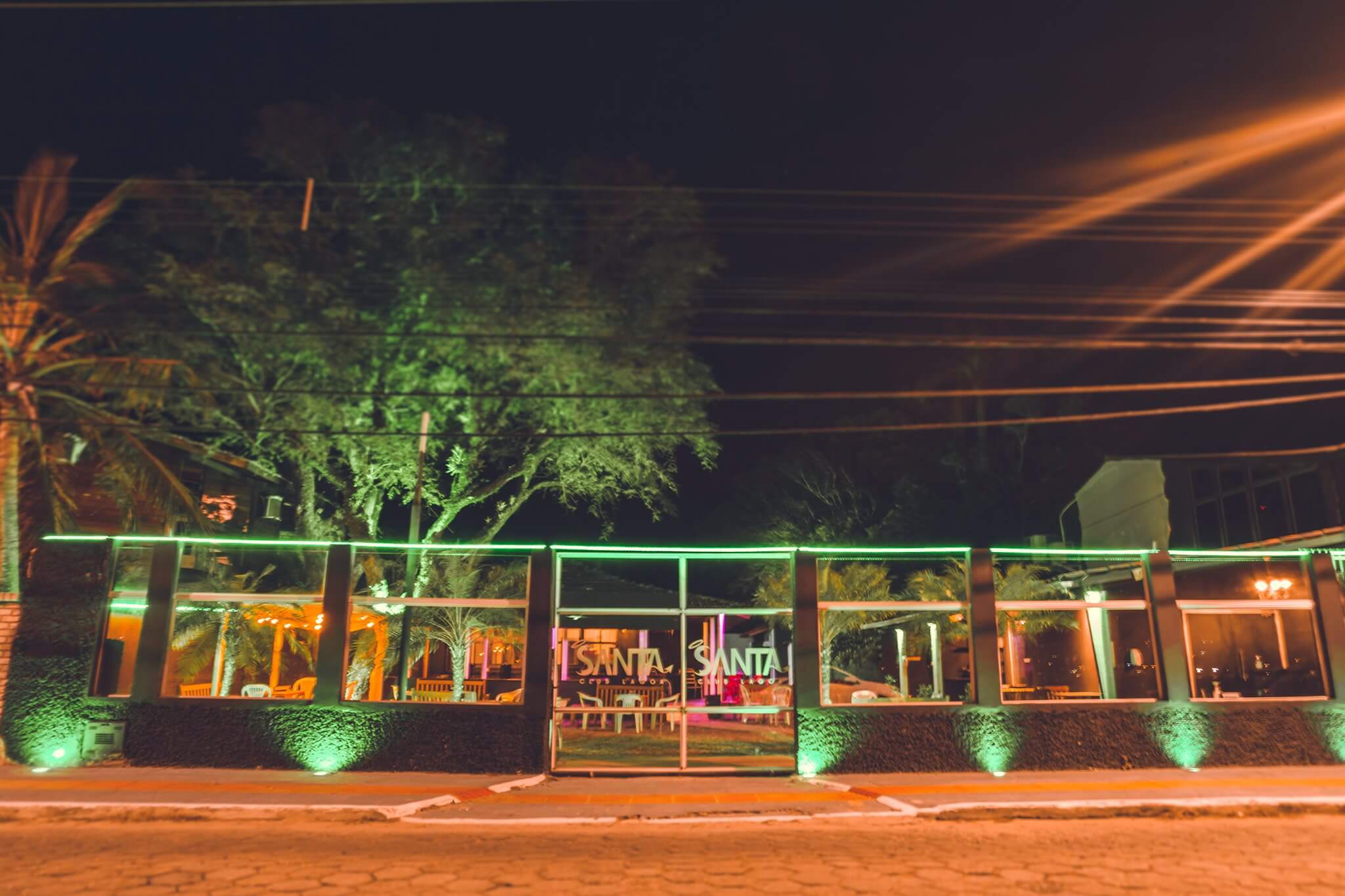 Casa noturna em aclamado ponto turístico, pista de dança para curtir pop, dance e rock, drinques e cervejas.