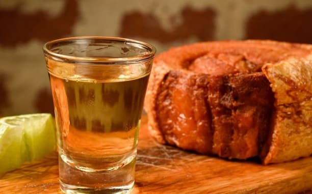 O Boteco perfeito para quem quer almoçar, petiscar, beber uma cerveja gelada ou drinks deliciosos em Niterói. Com ponto privilegiado, o “Melhor Boteco da cidade” fica na Rua Nóbrega, 237, Icaraí, no polo gastronômico de Niterói-RJ.
O estilo boêmio se faz presente na estrutura física e no clima informal. Possui um cardápio variado, ambiente climatizado, amplo, reservado e aconchegante. Nossa equipe passa por treinamento para que a sua experiência seja totalmente positiva. E modéstia parte, conseguimos! ;)