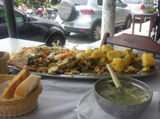 Restaurante italiano com massas e pizzas, destaque para frutos do mar grelhados e gratinados, clima familiar.
