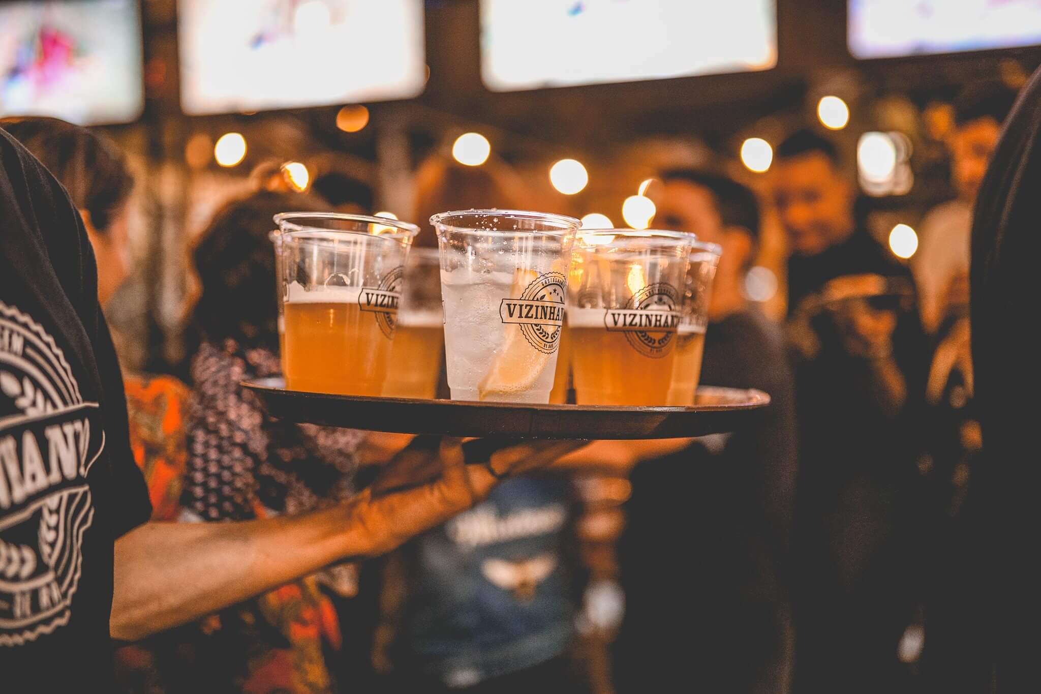 Somos o quintal dos bairros, o sabor que você já reconhece, com a cerveja sempre gelada, no ponto que você gosta pra acompanhar o espetinho saído do fogo.