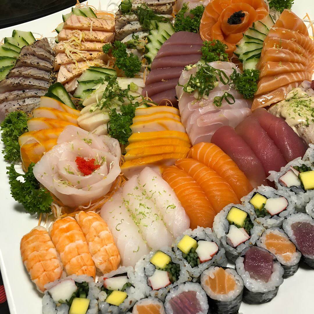 Cardápio gourmet japonês com sabores do mar e da terra, em casarão com ambiente romântico ao estilo oriental.