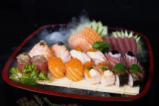 Com um menu criativo, o Blacksushi ganhou destaque em 2016 na cena gastronômica paulistana. Buscando sempre se modernizar, o restaurante do Chef Mario Tucillo, leva à mesa do cliente um conceito inovador: experiência à la Carte em formato de Rodízio, com ingredientes sofisticados e de alta qualidade. Azeite de trufas, ovas, salsa trufada, vieira e foie gras são algumas iguarias que contemplam essa experiência.