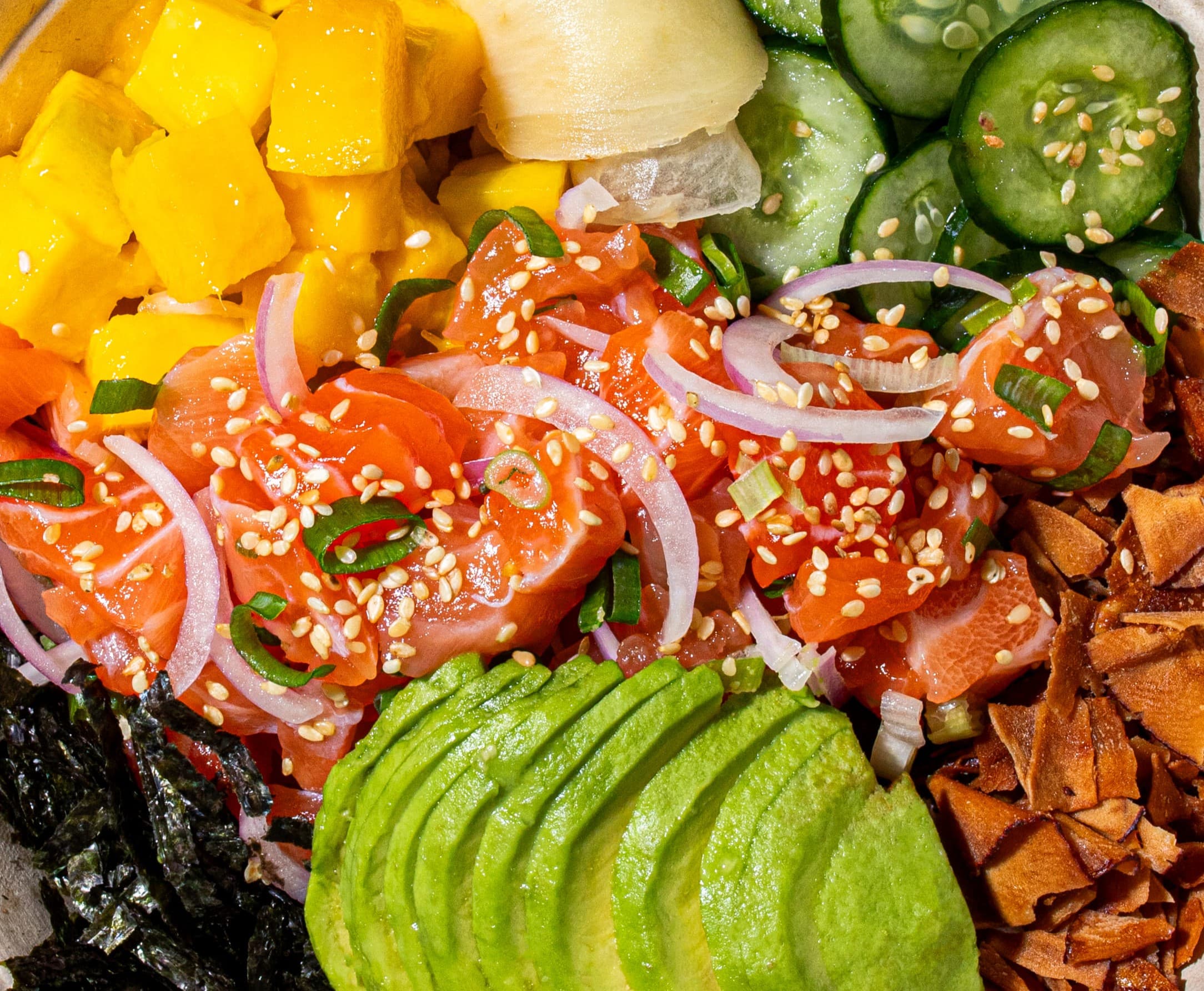 Bem-estar, sabor e simplicidade são os ingredientes principais do Hi Pokee.
O restaurante, aberto em junho de 2016 pelo MasterChef Ravi Leite e amigos, foi um dos primeiros em São Paulo a servir a receita clássica do Havaí: poke. Além de peixe cru cortado em cubos, arroz branco e molho a base de shoyu, os bowls costumam levar complementos como avocado, pepino e muito mais!
Com 2 dark kitchens e 2 restaurantes espalhados por São Paulo dá pra escolher onde comer.
A melhor parte é que você pode montar o poke do seu jeito escolhendo cada um dos ingredientes. Para experimentar, não tem erro. É só visitar uma das unidades em São Paulo (Jardins e Pinheiros) ou pedir pelo Hi Delivery (iFood ou Rappi).
Nosso cardápio: https://hipokee.com.br/cardapio/