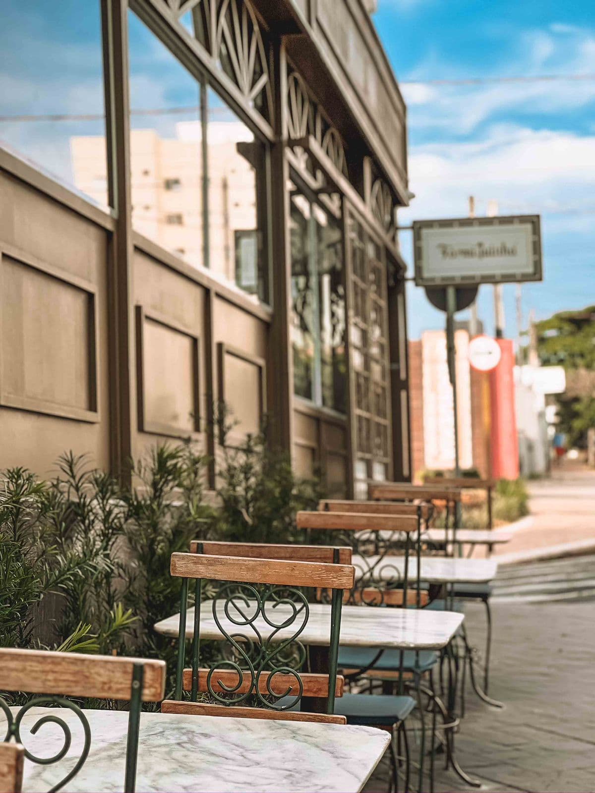 Aberta diariamente das 7h as 22h 
Café da manhã
Almoço/Jantar
Doces e Café