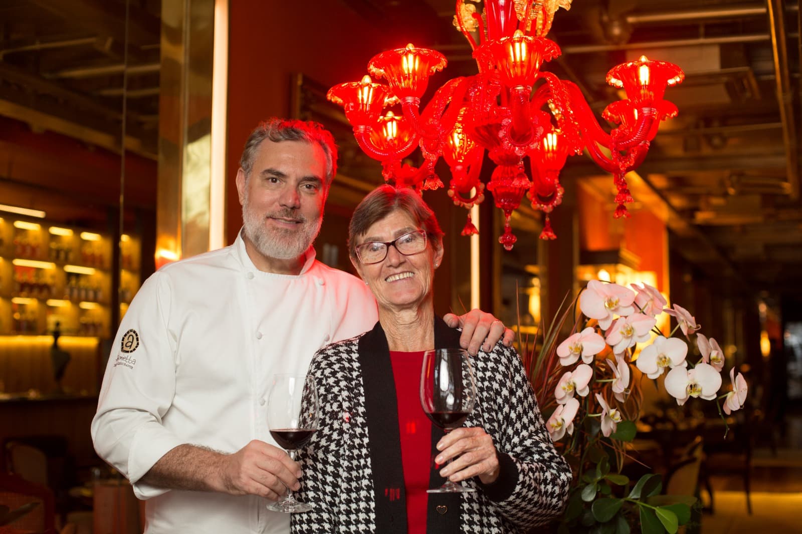 O Antonietta Cucina reabre após 3 anos fechado agora em Pinheiros. Com menu de raiz italiana e execução clássica ao contemporâneo e adepta da bistronomia, a casa oferece uma cozinha de autoria, em um ambiente despojado e a preços competitivos. No comando, está o chef Milton Freitas, que assina o cardápio e preza pela produção própria de caldos, molhos, massas, pães, sorvetes e sobremesas. Em ambiente moderno e clean, possui uma área independente para eventos, com um jardim de inverno. O restaurante é detentor dos títulos Bib Gourmand do Guia Michelin e Ospitalità Italiana oferece uma cozinha autoral de raiz italiana assinada por Milton em um ambiente intimista e romântico.