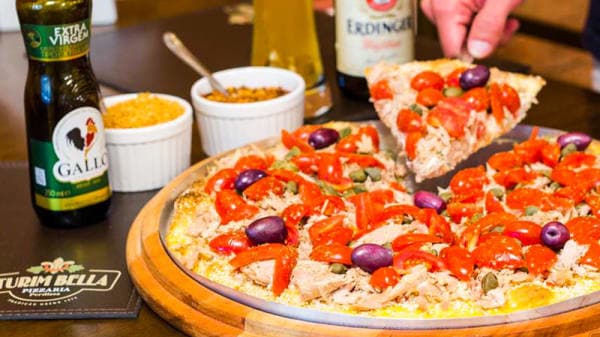 Cardápio variado com pizzas salgadas e doces em vários tamanhos com borda recheada, bebidas, ambiente simples.