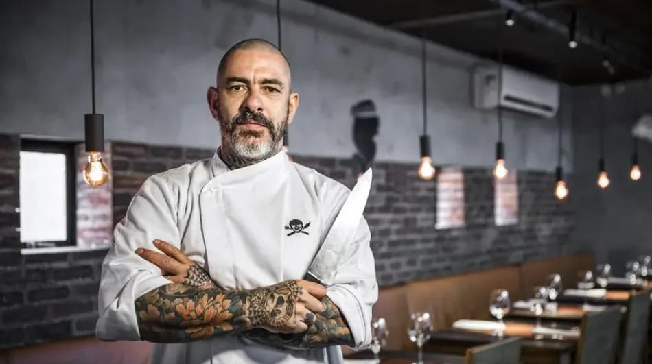 No começo da carreira, Henrique ia de madrugada ao Ceasa comprar novos ingredientes e passava a noite toda misturando, experimentando e testando suas descobertas. Após anos de estudos e feedback dos clientes, o Chef oferece hoje pratos autorais com muita personalidade, elaborados com ingredientes de qualidade. Prêmio Paladar de melhor carne de porco da cidade, o prato é destaque no cardápio, uma vez que as carnes são sua especialidade. Ir até o Sal é garantia de encontrar um prato com elementos que se complementam tanto nas cores, sabores, cheiros e texturas, e a certeza que tudo foi elaborado sob um padrão, um olhar preciso e muito cuidado. E já que o Chef defende que comida não pode ser considerada artigo de luxo, a experiência é completa e a um preço acessível. Atenção especial às variedades de sobremesa. Ir até lá e não pedir o prato final é quase um sacrilégio.

Para reservas de grupos maiores de 10  pessoas ou caso não consiga realizar sua reserva entre em contato com o restaurante, (11) 35544-460