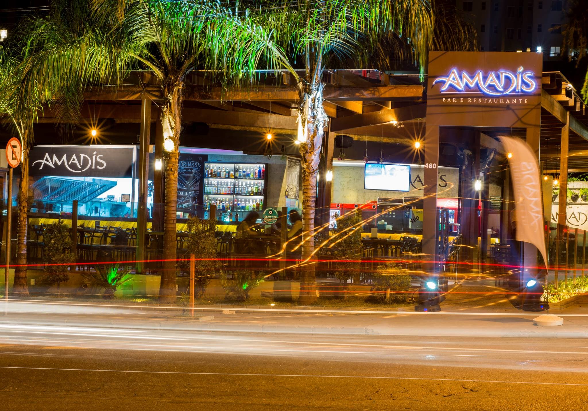 O nome do bar foi inspirado na obra Amadís de Gaula, do século XVI. Com base nesta história, o Amadís Bar e Restaurante valoriza os destaques de Minas Gerais, representados pelas pessoas e culinária.Nossa culinária tem referências mineiras e contemporâneas com parrilla grill.