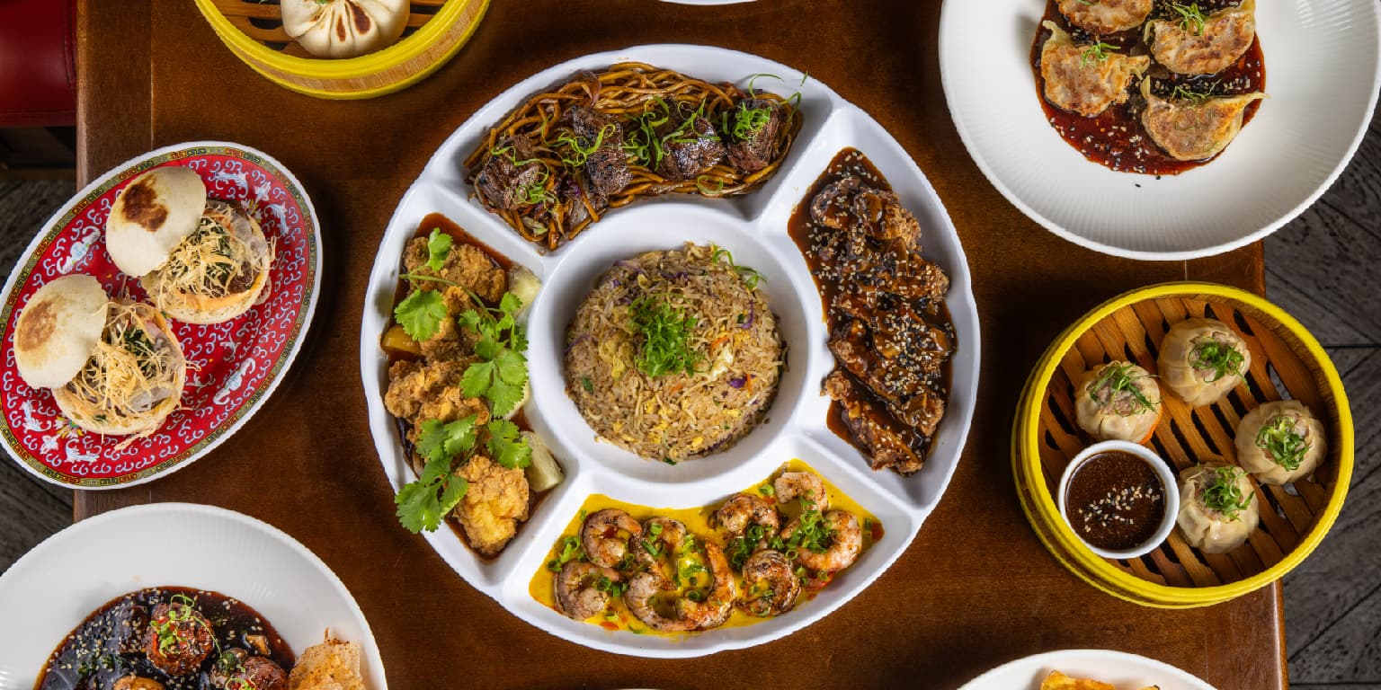 🇨🇳 O primeiro Chifa do Brasil! 🇵🇪 
"Cantón Peruvian & Chinese Food. Atualmente a marca, de culinária peruana com forte influência chinesa, funciona, desde 2019.Na decoração, destaque para elementos típicos da cultura chinesa, como os gatos da sorte, guarda-chuvas coloridos, cabeças de dragão, entre outros elementos que transmitem sorte na milenar cultura da China.  No cardápio, opções da gastronomia chifa, tipo de comida que mistura ingredientes, técnicas e pratos peruanos e chineses. No Peru, a culinária chifa é muito popular.