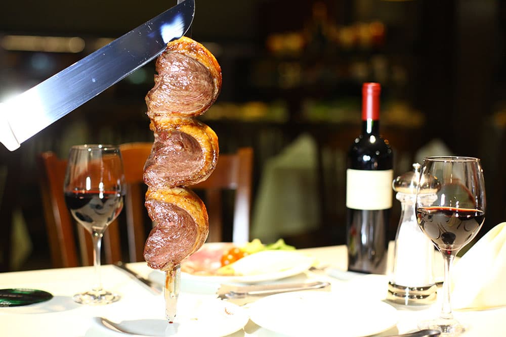 A Steak House mais tradicional da cidade! Entrada reformada, conferindo maior sofisticação e destaque, facilitando a visualização para quem chega ao local. Espaço Kids com monitor nos finais de semana no Almoço. Estacionamento com manobrista na porta.

Reserva acima de 10 convidados, favor entrar em contato através do telefone (31) 3292-6333.