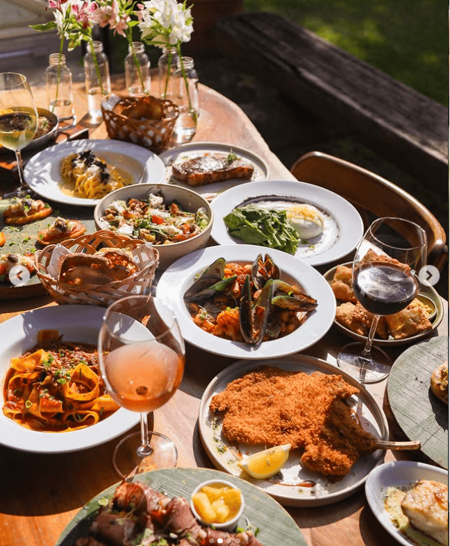 O Grecco Cozinha Rústica oferece gastronomia italiana e espanhola. Felipe Grecco, que dá seu nome ao restaurante, utiliza produtos frescos e técnicas antigas de gastronomia. Grecco prepara massas frescas, frutos do mar, molhos e assados que perfumam toda a vizinhança!! Com 20 anos de profissão, Felipe se inspira na cozinha do século passado proporcionando uma experiência inesquecível e sem sofisticação, o que torna tudo muito mais especial e nos faz ter certeza de que para ser incrível não precisa ser cheio de frescura!