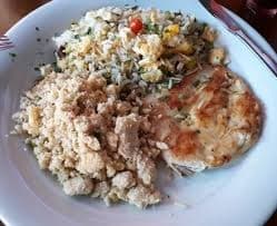 Bar e restaurante com variado cardápio no almoço, porções e petiscos no happy hour, em atmosfera despojada.