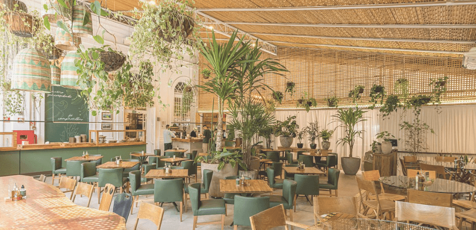 Embaixada da gastronomia brasileira contemporânea, o Capim Santo se tornou referência internacional com o cardápio criado pela Chef Morena Leite, que mescla a tropicalidade de Trancoso com técnicas francesas da escola Cordon Bleu.