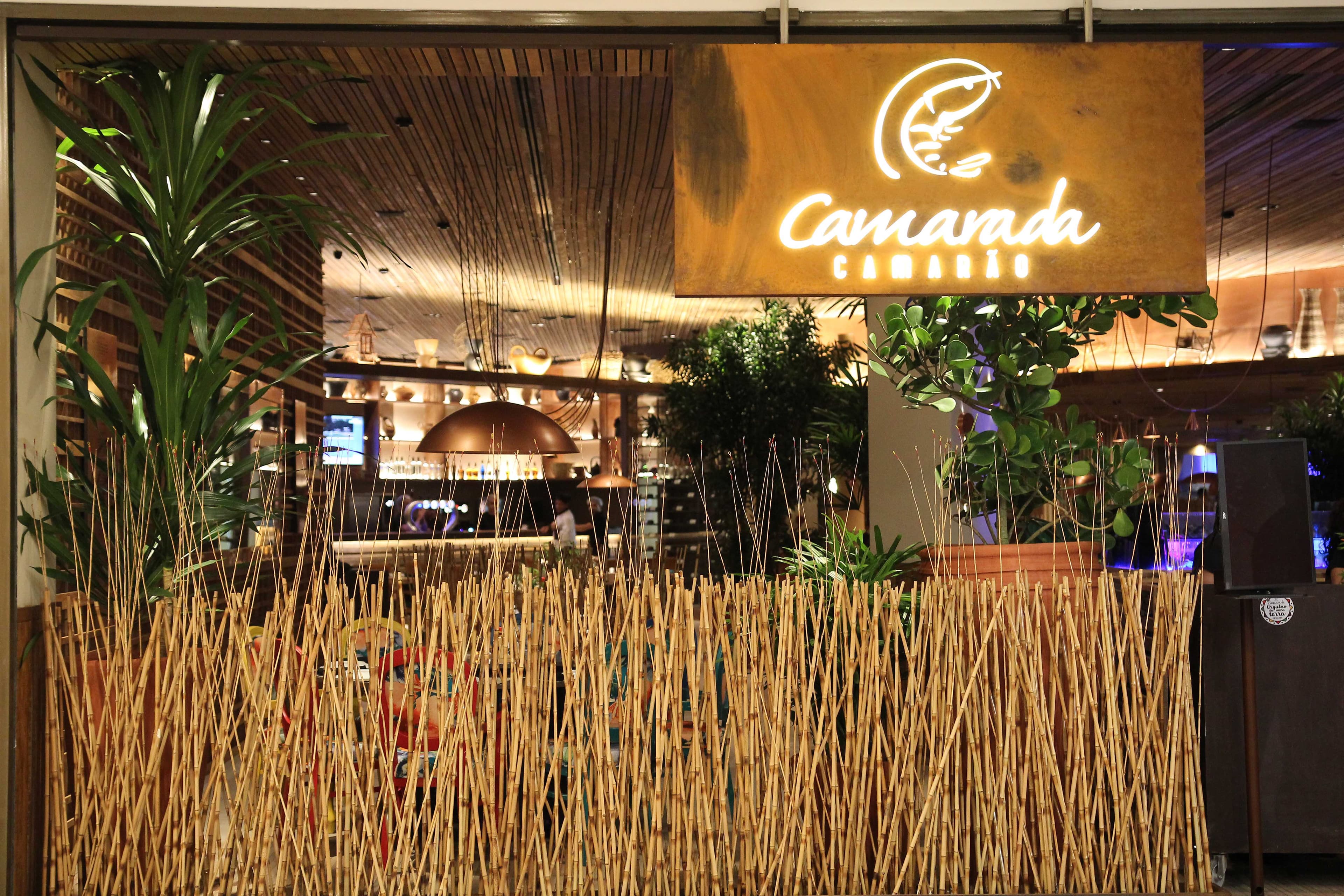 O Camarada Camarão é um restaurante informal, rústico e elegante, decorado com lembranças do mar que inaugurou sua primeira operação em dezembro de 2005. Ele traz a ideia de um restaurante com decoração moderna, rústica, regional e que remete às lembranças do mar, oferecendo pratos fartos, saborosos e criativos . Sendo a 5° inauguração da rede, o Camarada Camarão Rio Aracaju, em Aracaju, inaugurou em 25 de Julho de 2018. Esta casa contempla músicas Ao Vivo.