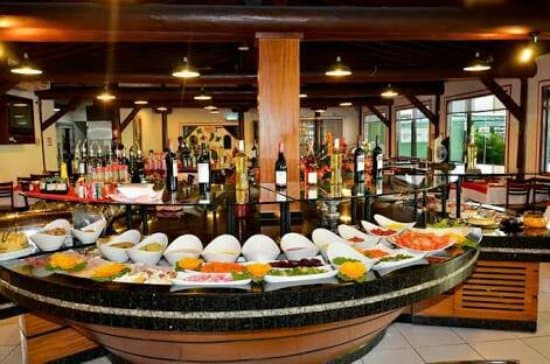 Rodízio de carnes, cortes variados e buffet de saladas, pratos quentes&sobremesas, área kids e clima familiar.