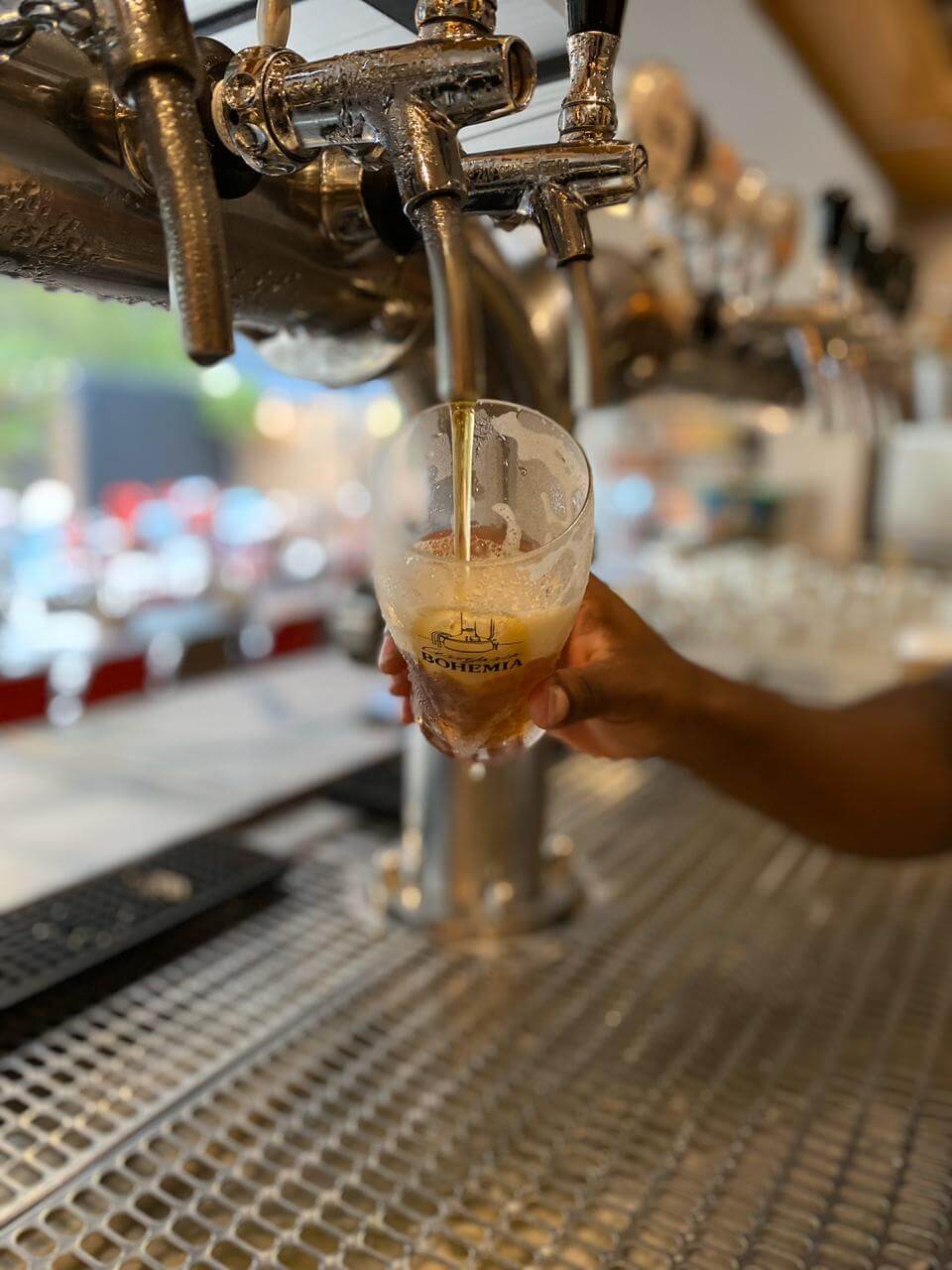 Para os que gostam de desafiar o paladar, em nosso bar temos diversos petiscos, sanduíches e pratos deliciosos que permitem harmonizar com os estilos de cervejas Bohemia.