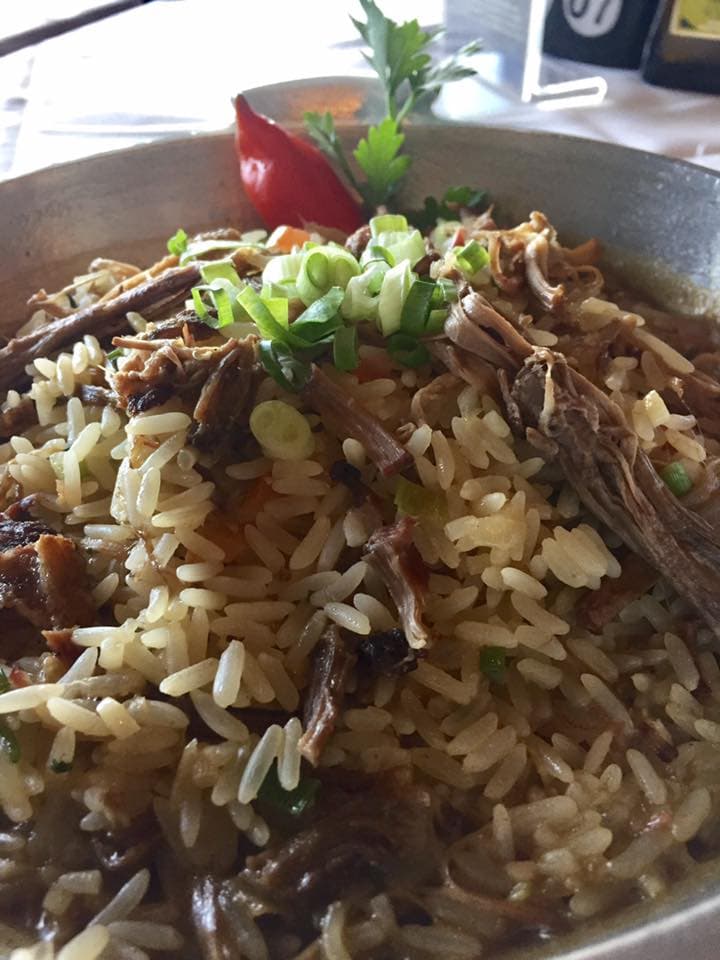 A culinária do dia a dia no buffet apurado com especialidades brasileiras em ambiente leve com luz natural.