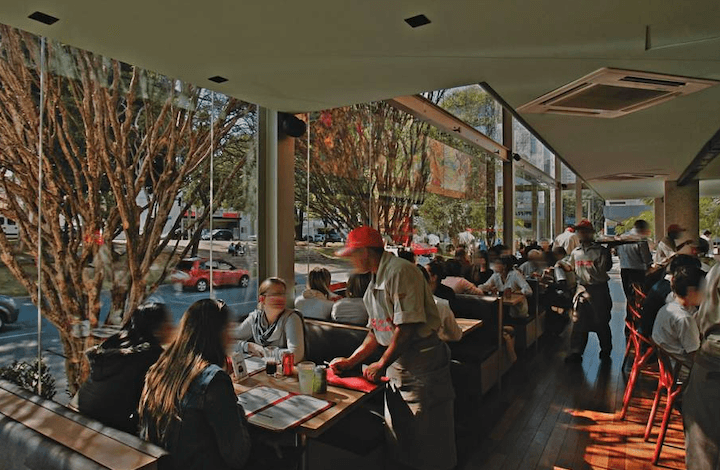 Restaurante com hambúrgueres fartos, batatas fritas, bebidas, sanduíches tradicionais e serviço de entrega.