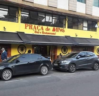 Petiscos e pratos da cozinha mineira em espaço relaxado com mesas externas, música ao vivo e futebol na tevê.