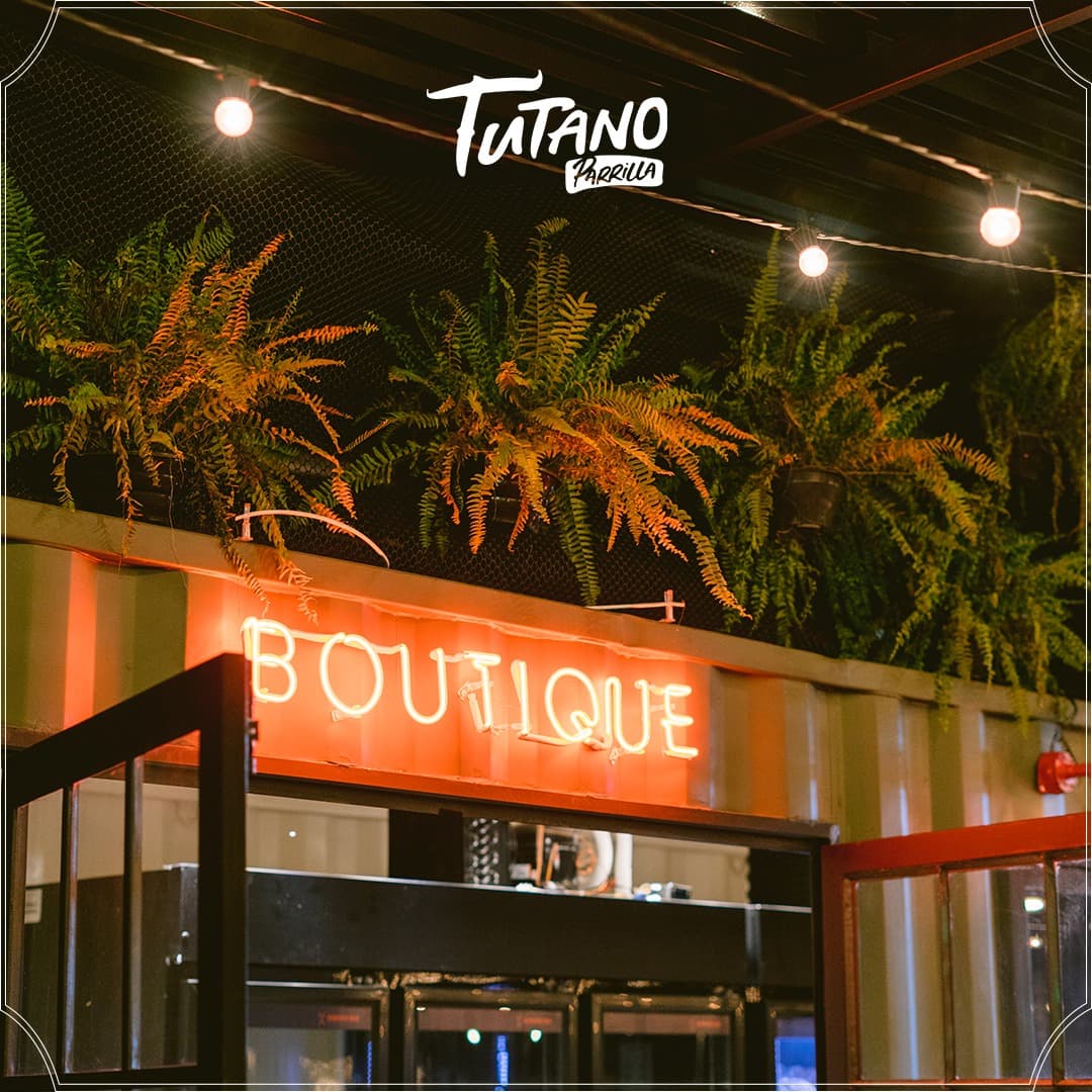 Parrilla & defumados/assados

A Locomotiva do Tuttano

Em um primeiro momento, a chamada pit smoke até se assemelha a uma Maria Fumaça (aquelas locomotivas de antigamente movidas a carvão ou lenha) por conta de seu formato. Mas depois se descobre para que serve cada parte dessa máquina.