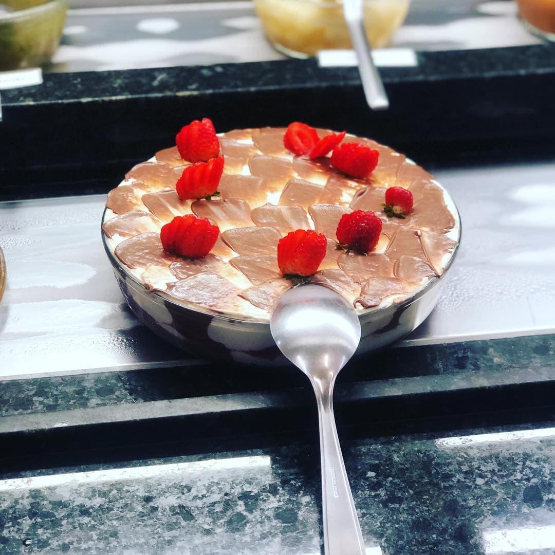 Saladas e legumes, além de pratos quentes e grelhados, em restaurante self-service com decoração tradicional.