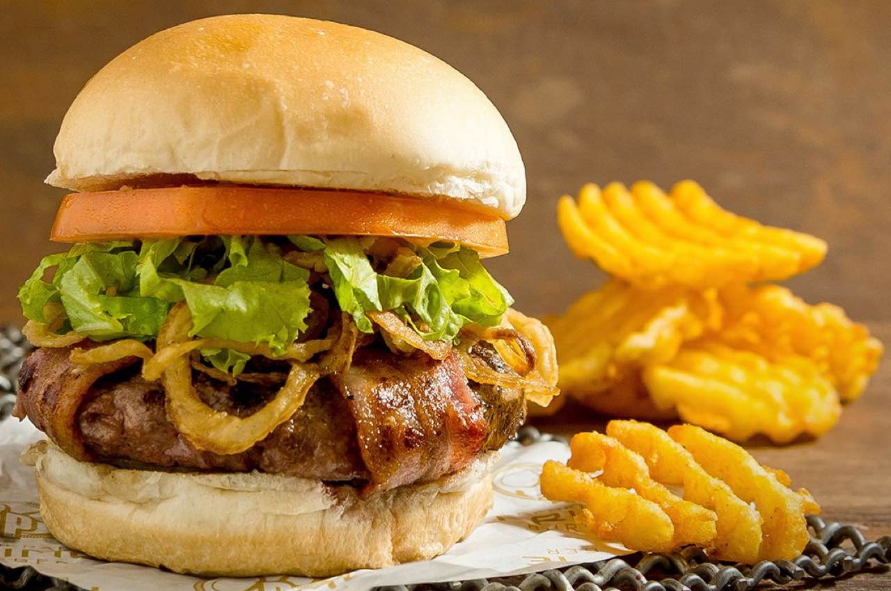 Com mais de 10 prêmios, entre eles o de melhor hamburgueria do Brasil, o General Prime Burger surgiu com a proposta de transformar burgers tradicionais em verdadeiras receitas gourmet. Responsável por toda a produção dos hambúrgueres, utiliza ingredientes de primeira para que a carne chegue sempre fresca e saborosa.