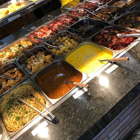 Self-service de pratos mineiros, além de porções, caldos e cachaças artesanais, em ambiente de fazenda.