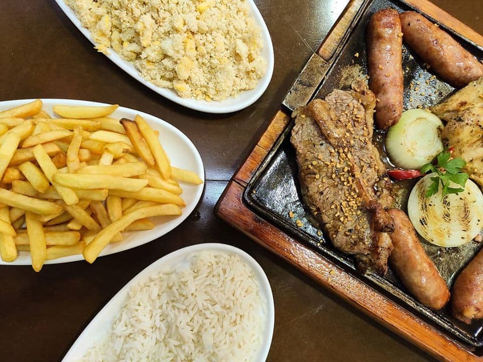 Cortes bovinos, suínos, aves, frutos do mar, carnes nobres e exóticas, além de uma vasta variedade de cervejas em nosso expositor.