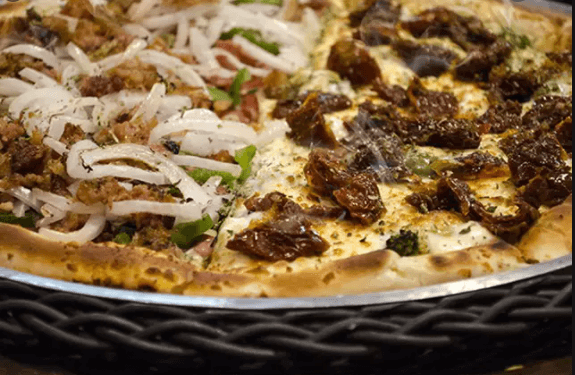 Restaurante rústico e informal com mesinhas na calçada e ampla seleção de pizzas, além de chopes e música.