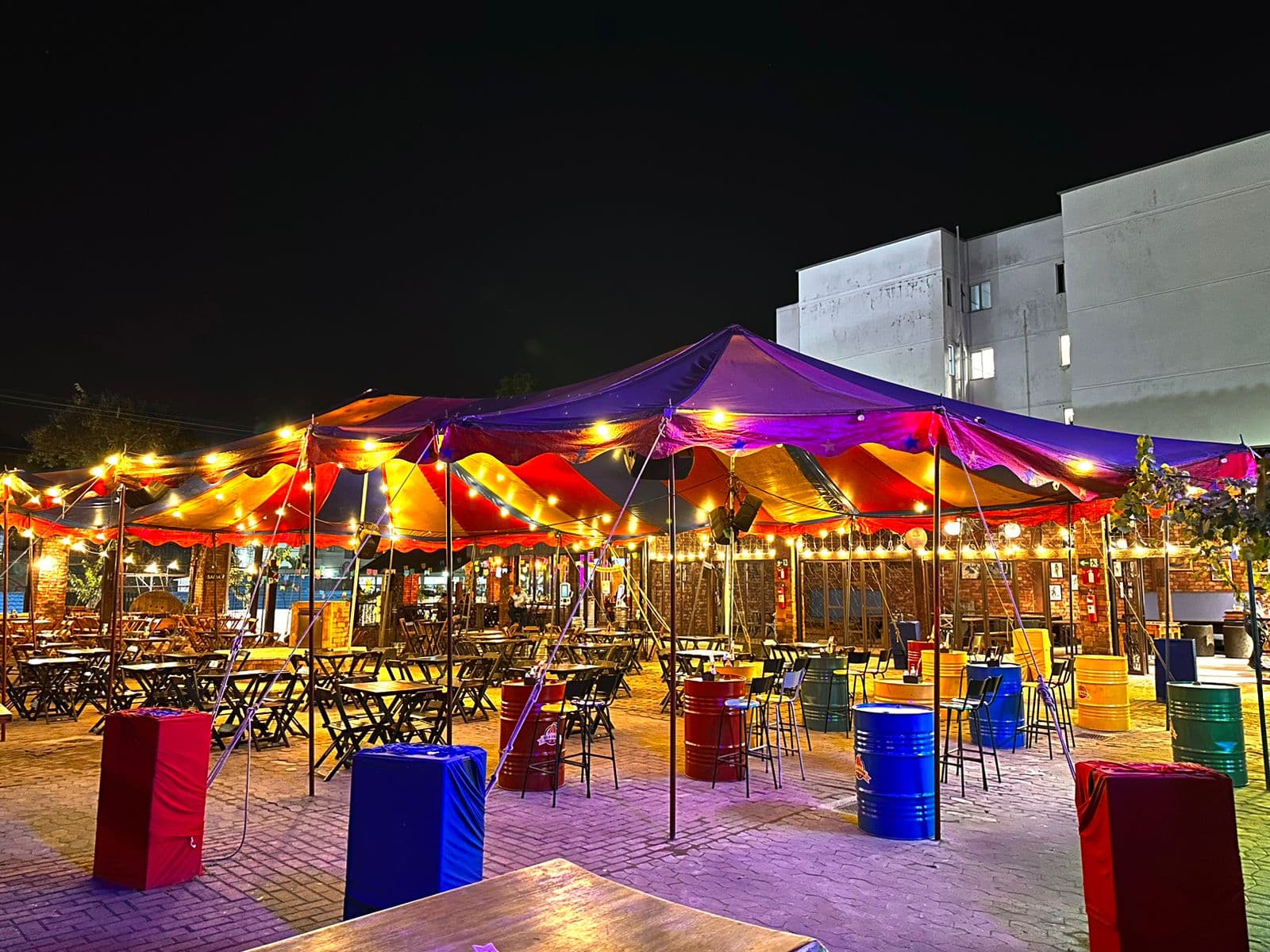 O Vila Circus é um Espaço Colaborativo que oferece Drinks, Cerveja e Petiscos Maravilhosos!!

VEM PRA CÁ, VEM SER FELIZ COM A GENTE!!