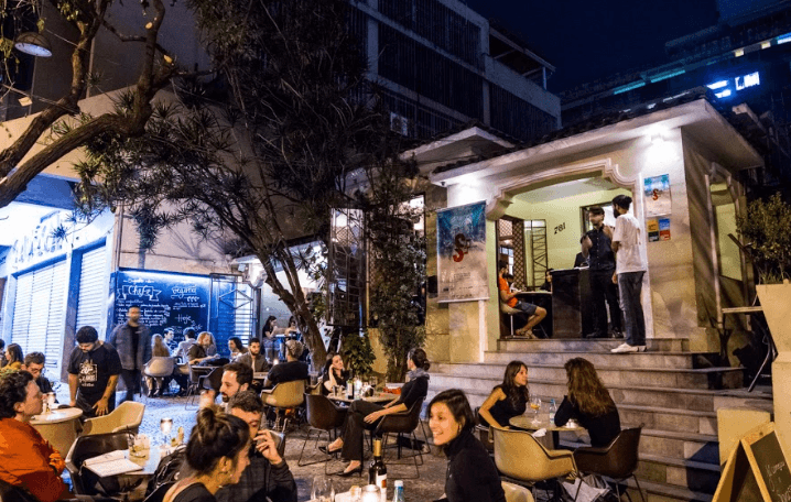 O Café com Letras encanta pela gastronomia e seu cardápio diversificado. Oferece degustar massas, risotos, hambúrgueres e sobremesas, além de opções veganas e vegetarianas. Tudo preparado com muito carinho para você!
