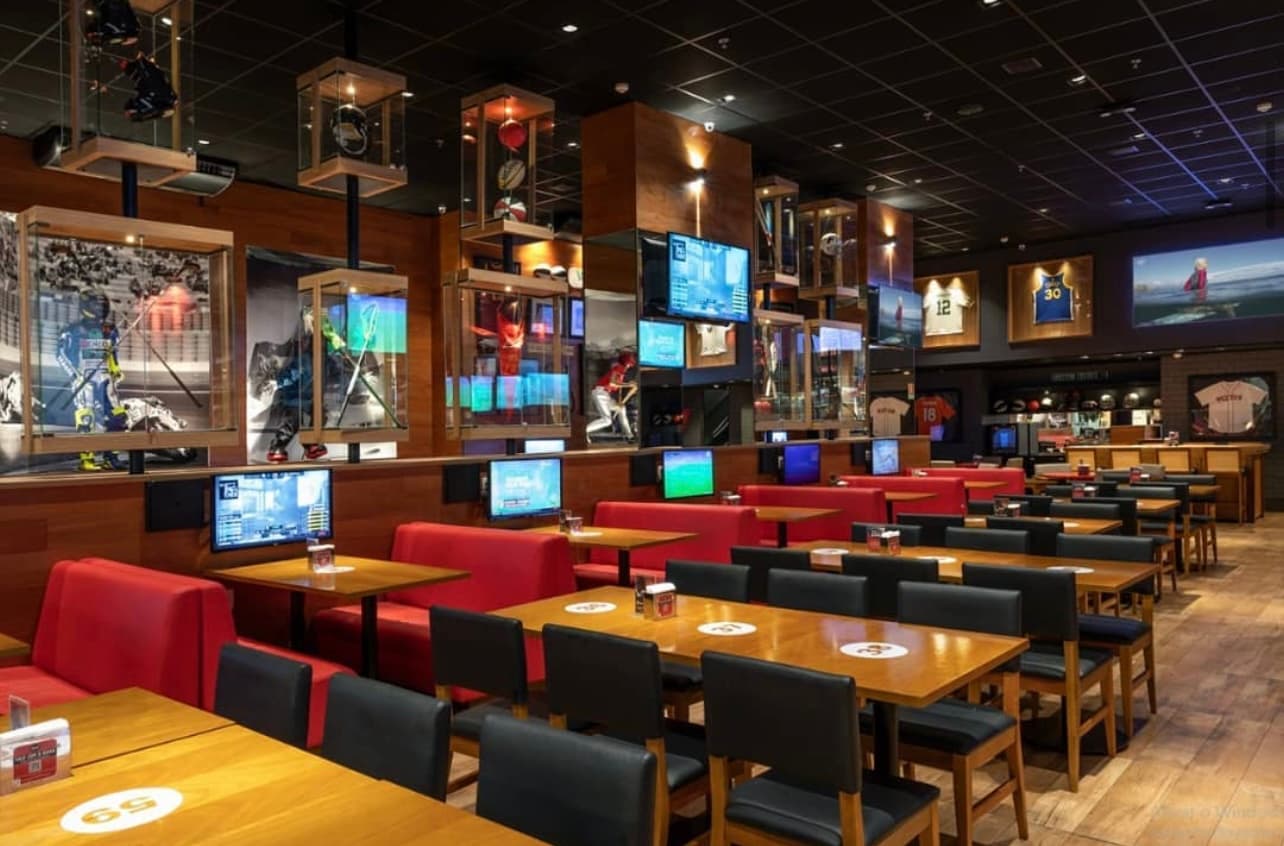 O maior Sport Bar do Brasil.
Com um conceito de aliar entretenimento e alta gastronomia, conquistamos rapidamente o Brasil e já estamos presentes em 5 estados do país. São mais de 40 televisores, mesas com Playstation 4, transmissão de até 17 eventos esportivos simultâneos e muito mais. Venham curtir conosco a #experienciafive e não deixem de conhecer nossos drinks e a caneca de chopp mais trincada do Brasil. #padraofive

* NÃO COBRAMOS GORJETA.
*Somente é permitido o consumo de bebidas e alimentos adquiridos no restaurante.